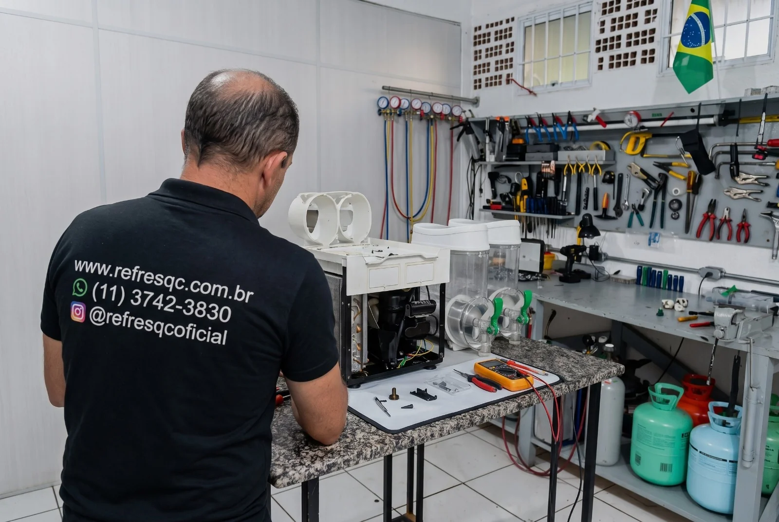 Técnico da RefresqC realizando manutenção em equipamento
